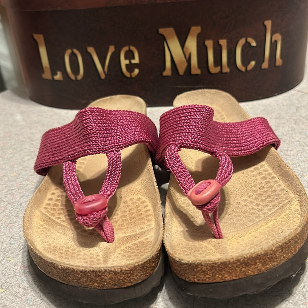 Arcopedico Vega Pink Flip Flops
Sandals Shoes Womens Size 8 US
39 EU  Slip On